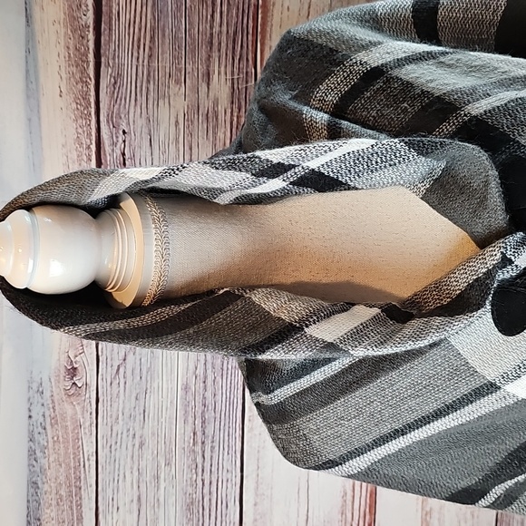 APT. 9 GRAY PLAID PONCHO HOUNDSTOOTH FRONT CLOSURE - Picture 7 of 11